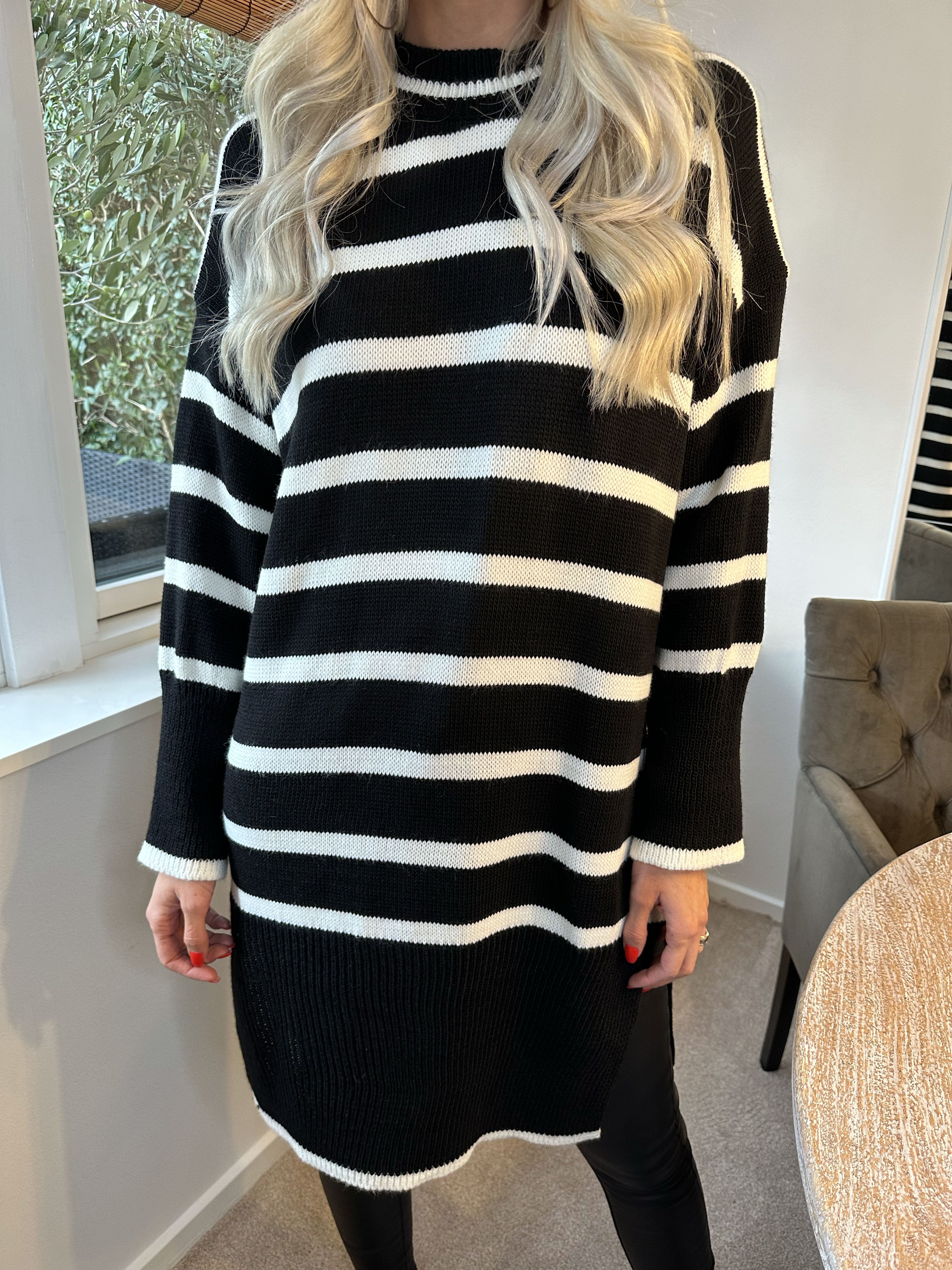 Safiya - Söt stickad klänning med ränder